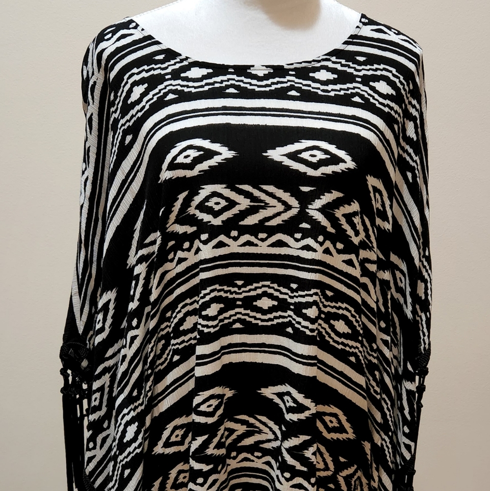 Forever 21, Size Medium, Black and White